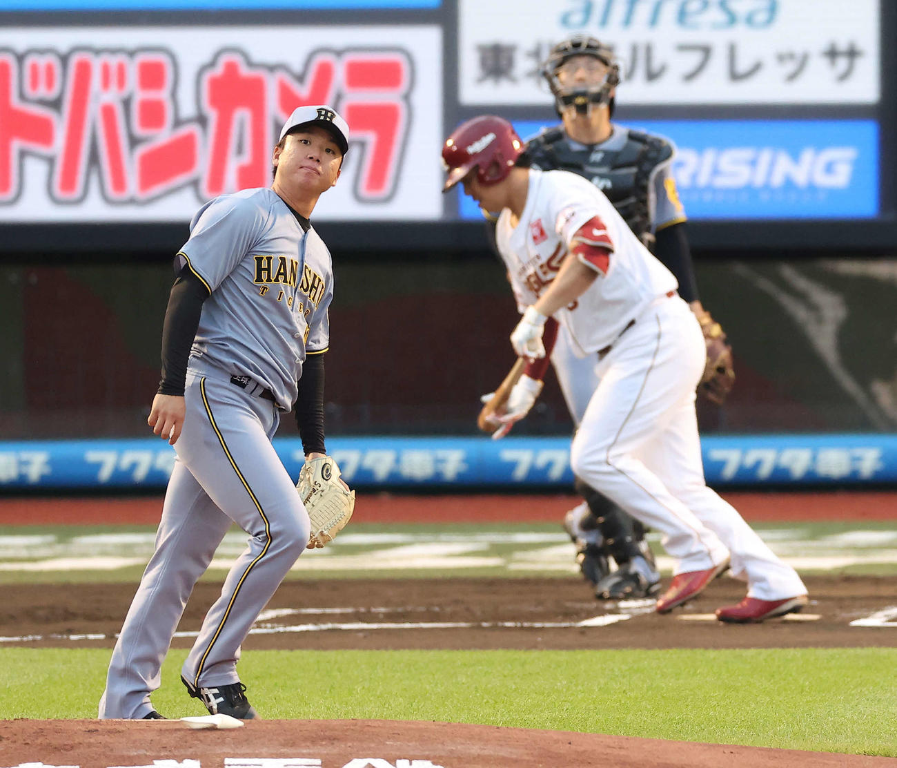 楽天対阪神　1回裏楽天1死一塁、浅村を中飛に抑える村上（撮影・河田真司）