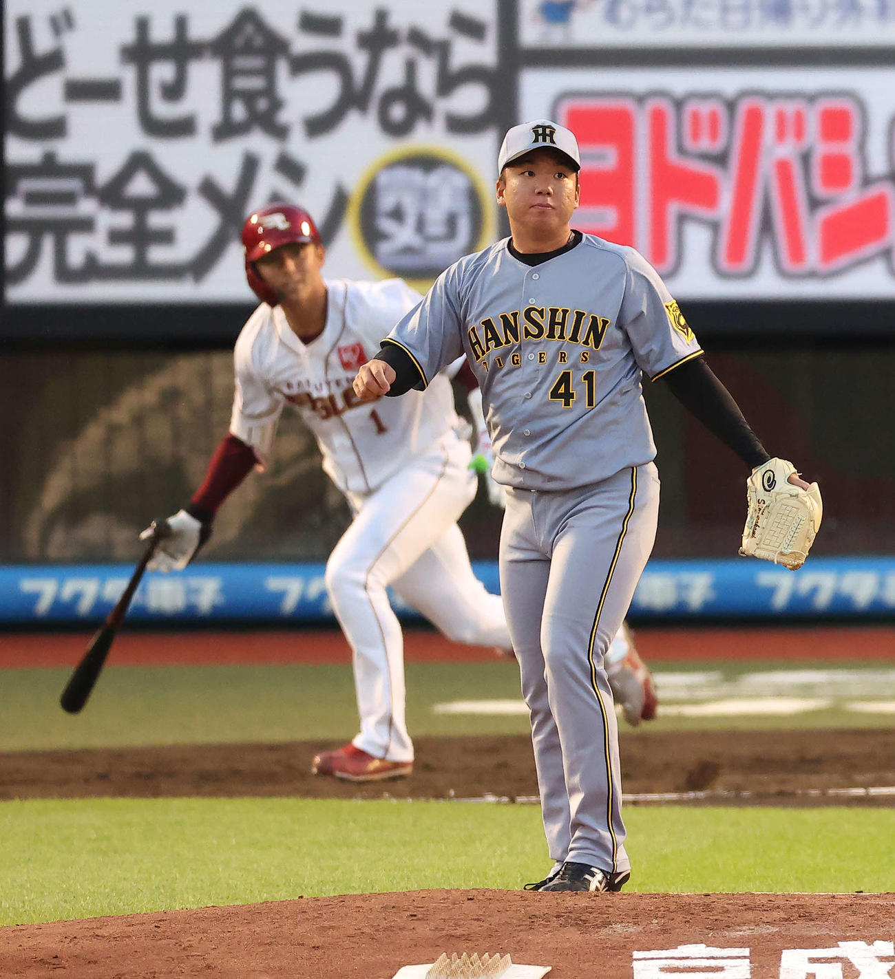 楽天対阪神　2回裏楽天1死、宗山に左前打を浴びる村上（撮影・河田真司）