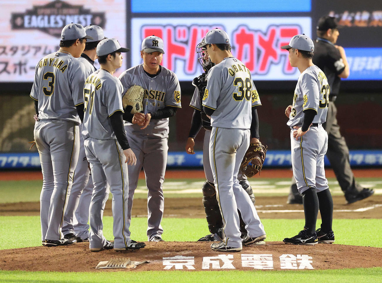 楽天対阪神　6回裏楽天1死一塁、マウンドに集まる村上（中央）ら阪神ナイン（撮影・河田真司）