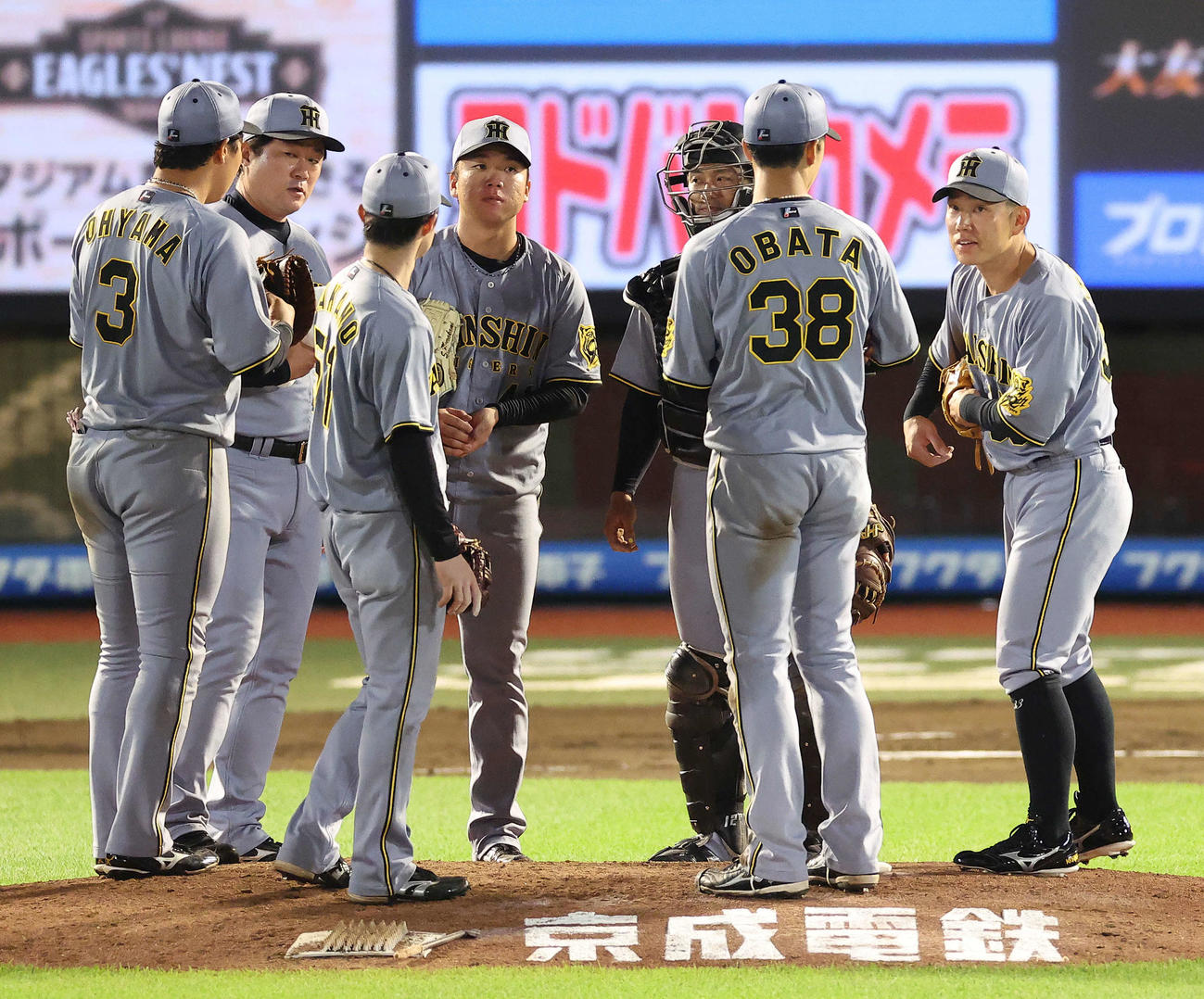 楽天対阪神　6回裏楽天1死一塁、マウンドに集まる村上（中央）ら阪神ナイン（撮影・河田真司）