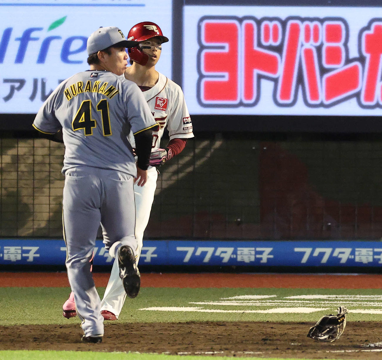 楽天対阪神　4回裏楽天1死満塁、辰己の犠飛で失点する村上（撮影・河田真司）