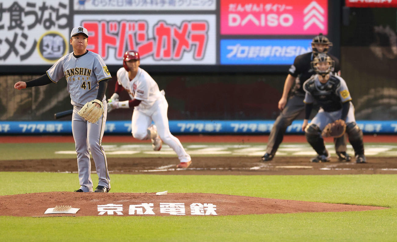 楽天対阪神　2回裏楽天1死、宗山に左前打を浴びる村上（撮影・河田真司）