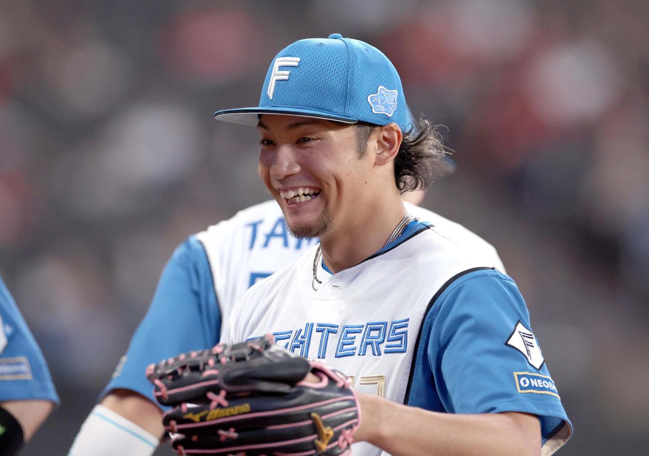 日本ハム対広島　2回表、無失点に抑え笑顔の伊藤（撮影・黒川智章）