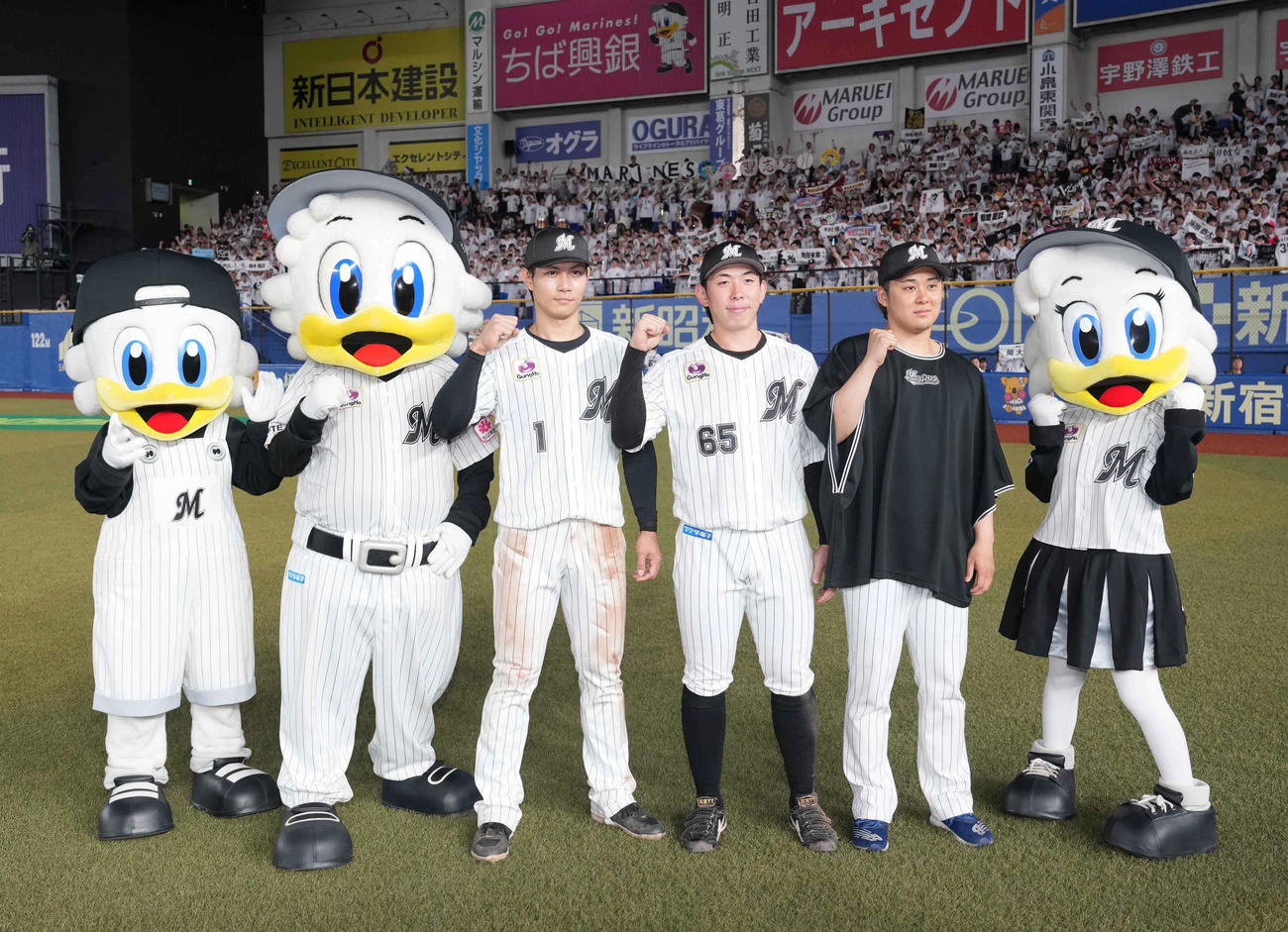 ロッテ対ヤクルト　習志野高校吹奏楽部の応援でサヨナラ勝ちを収め球団マスコットたちとガッツポーズするロッテの、左から藤原、寺地、鈴木（撮影・小沢裕）