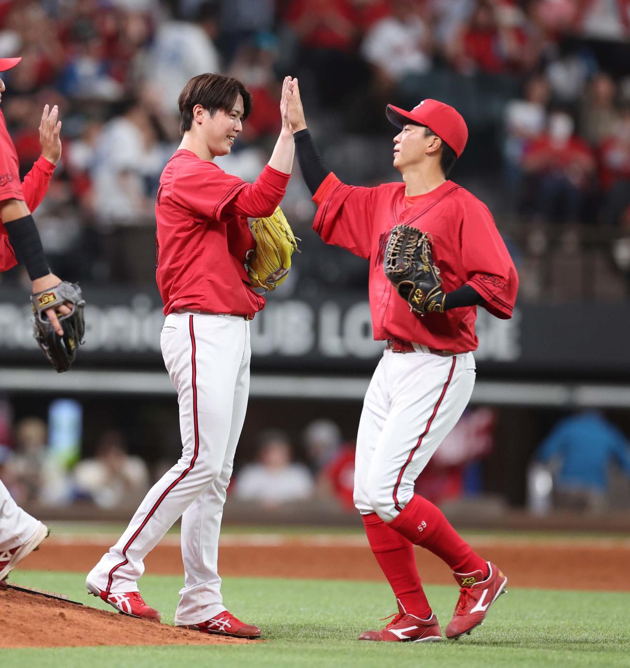 日本ハム対広島　試合後、ナインを出迎える森下（撮影・黒川智章）