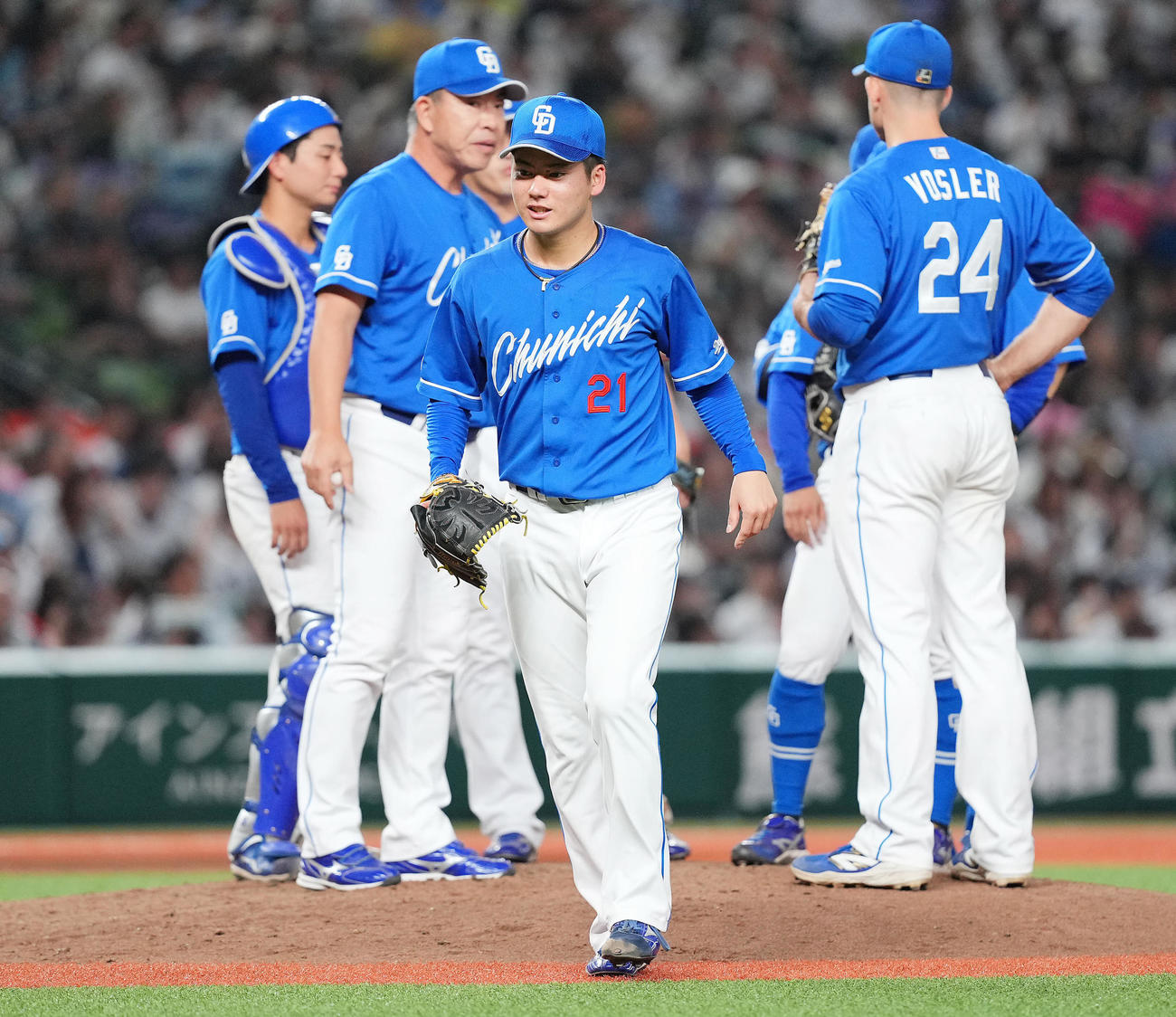 西武対中日　7回裏西武1死二塁、井上監督（左）から降板を告げられる金丸（中央）（撮影・垰建太）