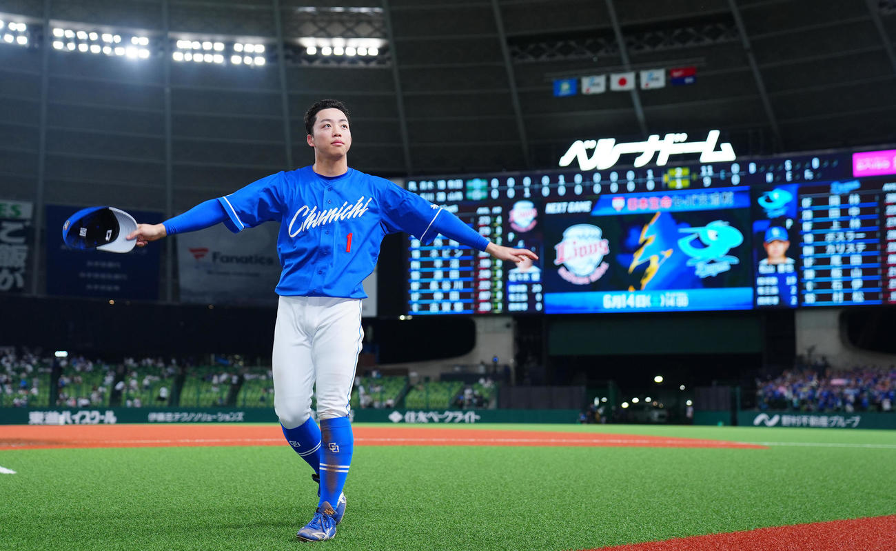 西武対中日　西武に勝利しファンに手を振る中日岡林（撮影・垰建太）