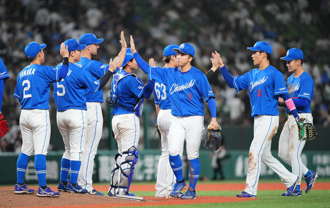 西武対中日　延長戦を制しタッチを交わす中日岡林（中央）らナイン（撮影・垰建太）