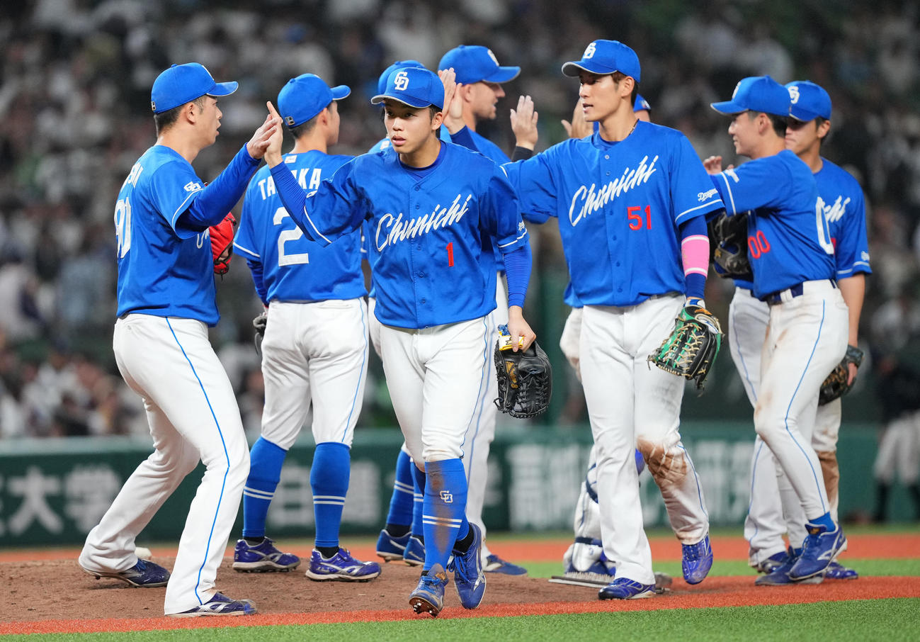 西武対中日　延長戦を制しタッチを交わす中日岡林（中央）らナイン（撮影・垰建太）