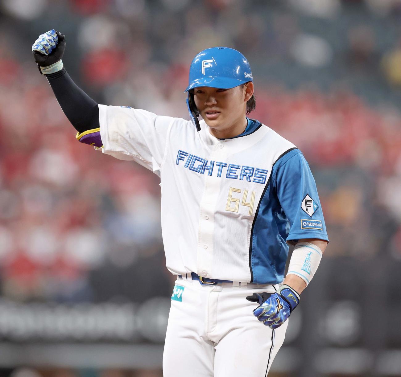 日本ハム対広島　9回裏日本ハム2死一、三塁、中前適時打を放ちガッツポーズの田宮（撮影・黒川智章）
