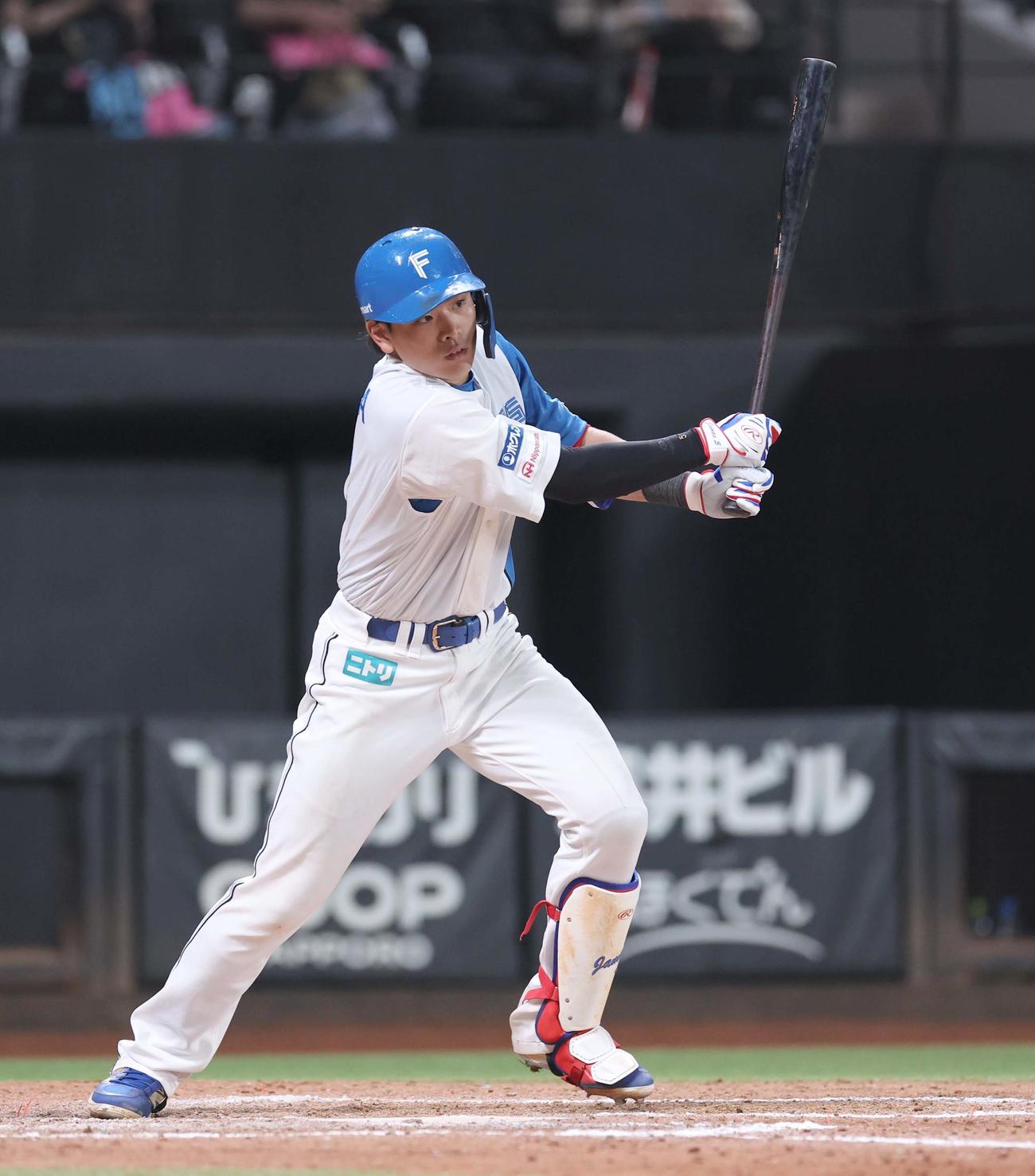 日本ハム対広島　9回裏日本ハム1死、右前打を放つ野村（撮影・黒川智章）