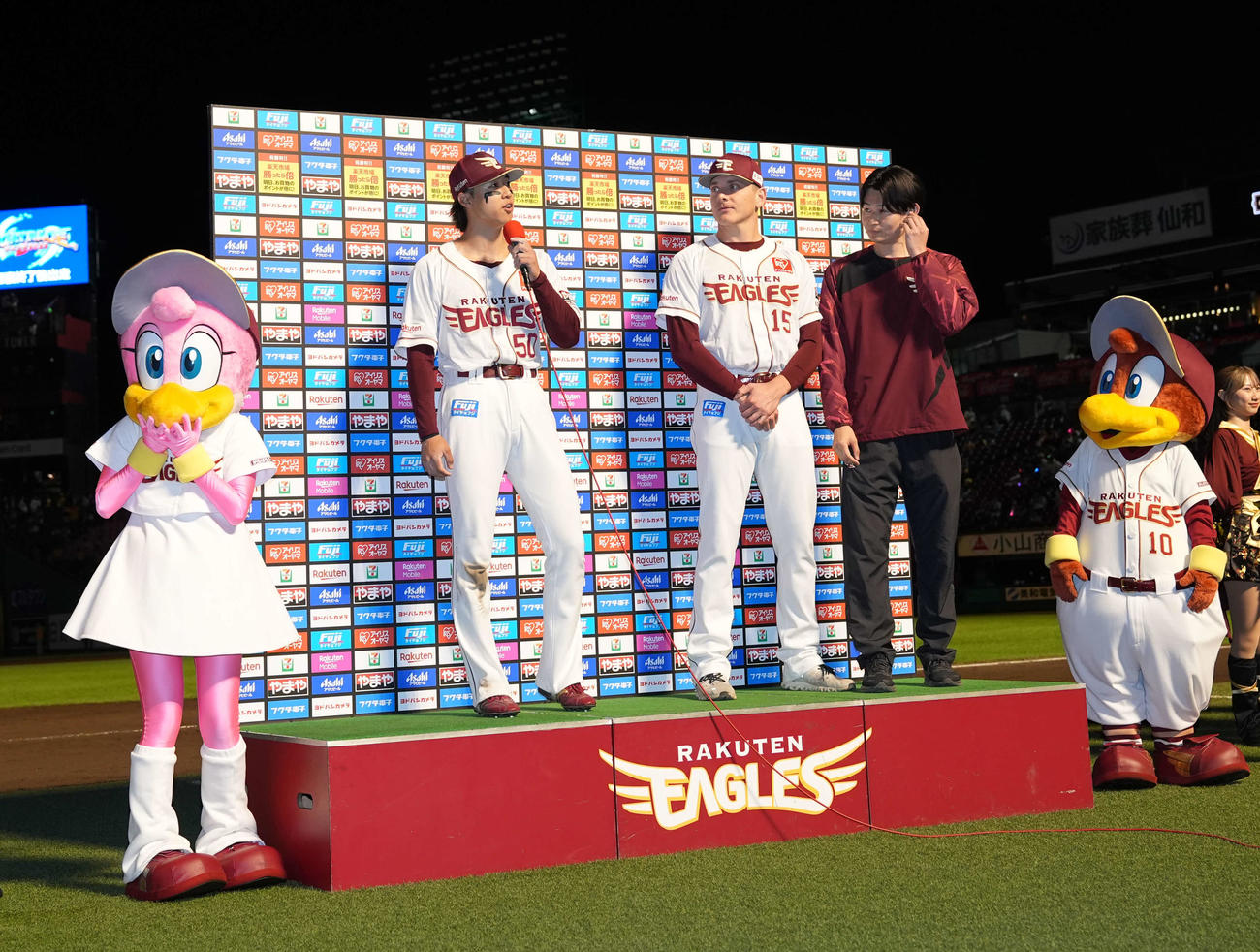 楽天対阪神　お立ち台のの楽天ハワード（右）と武藤（撮影・井上学）