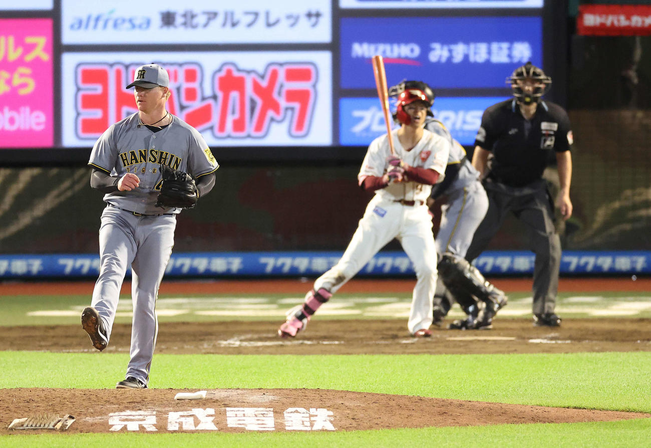 楽天対阪神　8回裏楽天2死一、三塁、武藤を空振り三振に抑えるネルソン（撮影・河田真司）