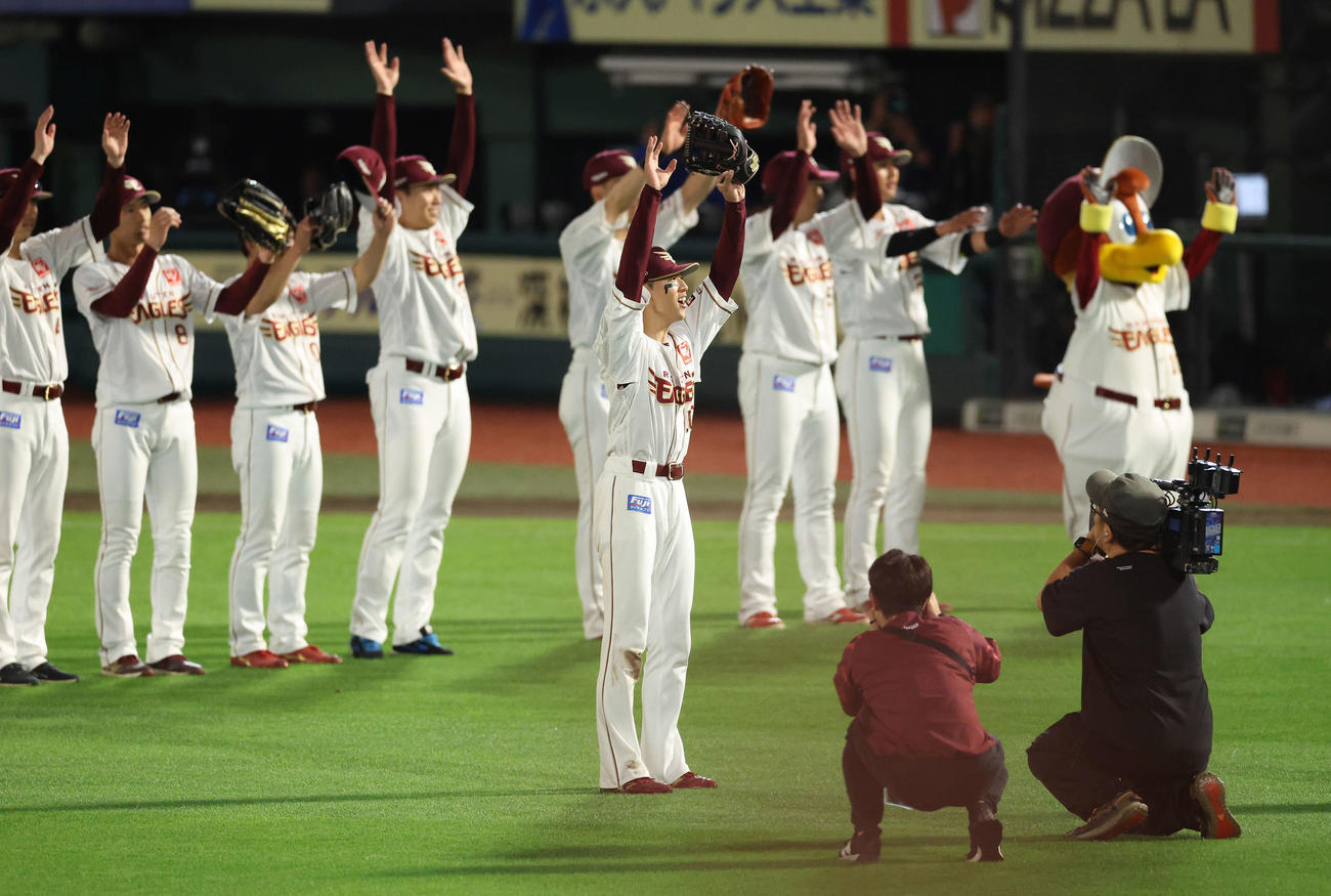 楽天対阪神　阪神に勝利しあいさつする楽天武藤（中央）ら（撮影・河田真司）