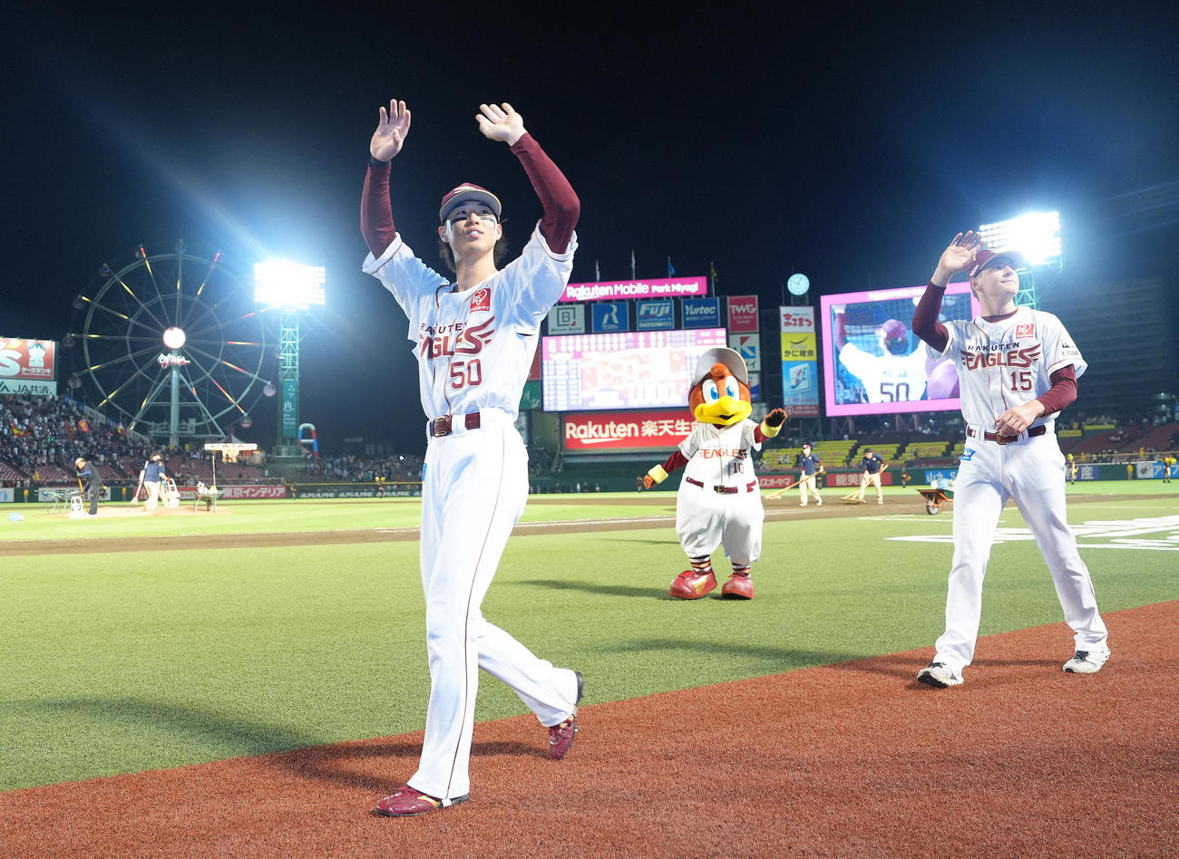 楽天対阪神　阪神に勝利し、スタンドの声援に応える楽天の武藤（左）とハワード（撮影・足立雅史）