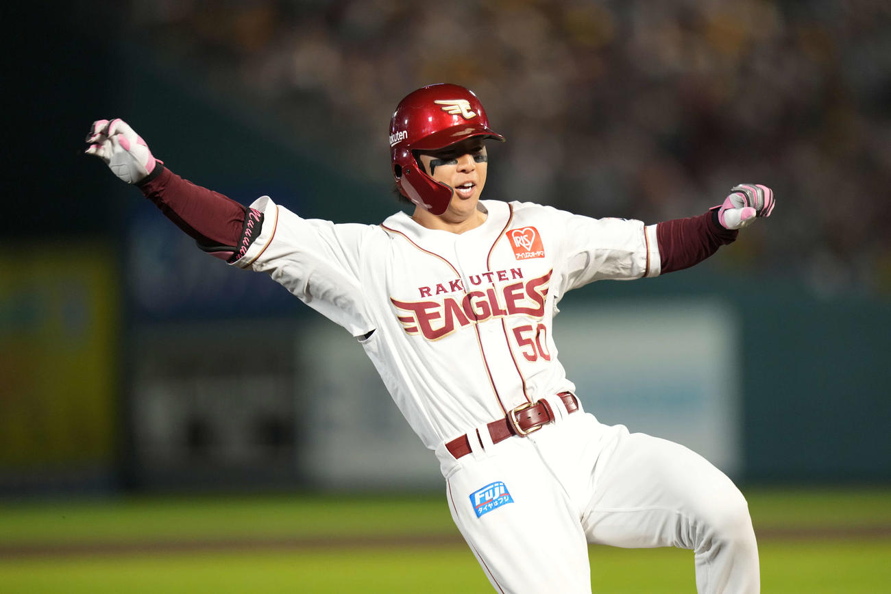 楽天対阪神　4回裏楽天2死二、三塁、適時三塁打を放つ武藤（撮影・井上学）