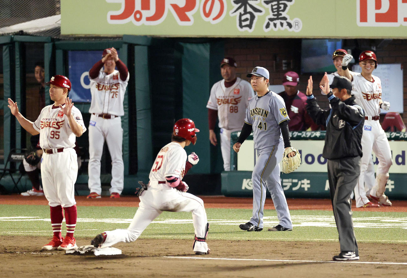 楽天対阪神　4回裏楽天2死二、三塁、武藤に右翼線に逆転2点適時三塁打を浴びる村上（撮影・河田真司）