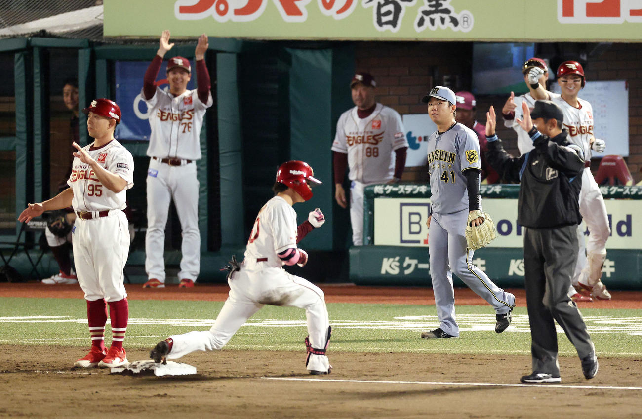 楽天対阪神　4回裏楽天2死二、三塁、武藤に右翼線に逆転2点適時三塁打を浴びる村上（撮影・河田真司）
