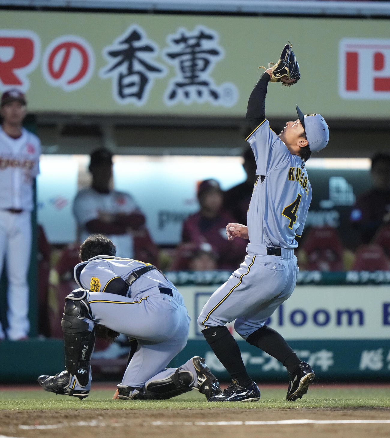 楽天対阪神　3回裏楽天1死、村林の邪飛を捕手坂本（左）と重なりそうになりながら捕球する三塁手熊谷（撮影・足立雅史）