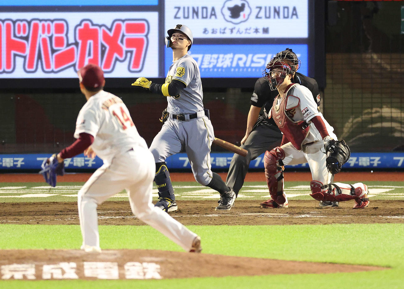 楽天対阪神　9回表阪神2死二、三塁、右飛に倒れる佐藤輝。投手則本（撮影・河田真司）