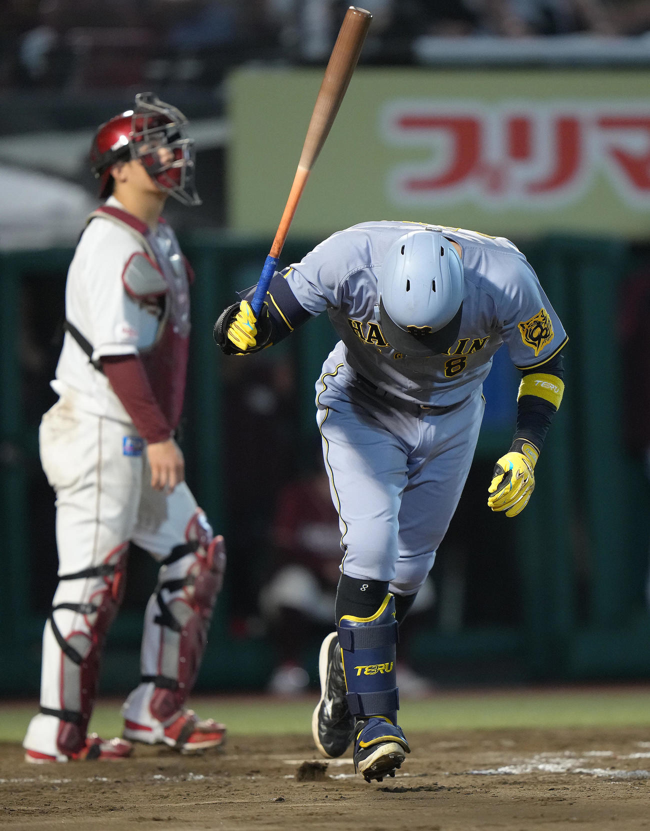 楽天対阪神　9回阪神2死二、三塁、佐藤輝は右飛に倒れ悔しがる（撮影・足立雅史）
