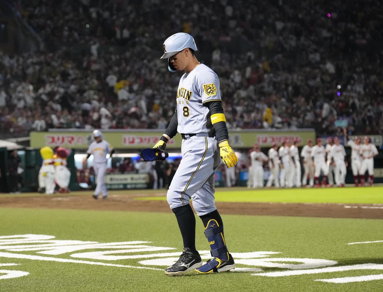 楽天対阪神　9回阪神2死二、三塁、佐藤輝は右飛に倒れ、がっくりと引き揚げる（撮影・足立雅史）