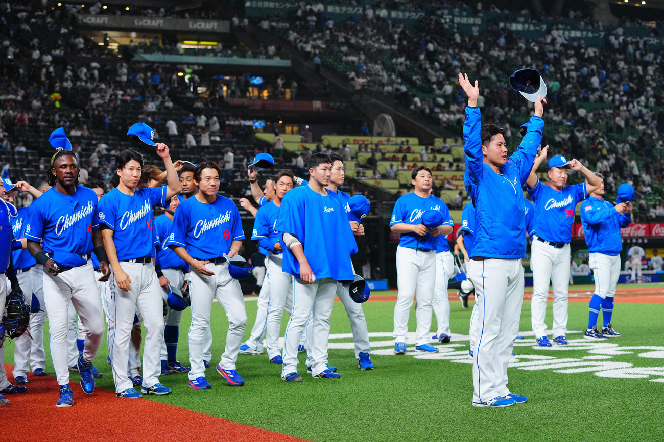 西武対中日　西武に勝利し右翼のファンへあいさつする金丸（手前）ら中日ナイン（撮影・垰建太）