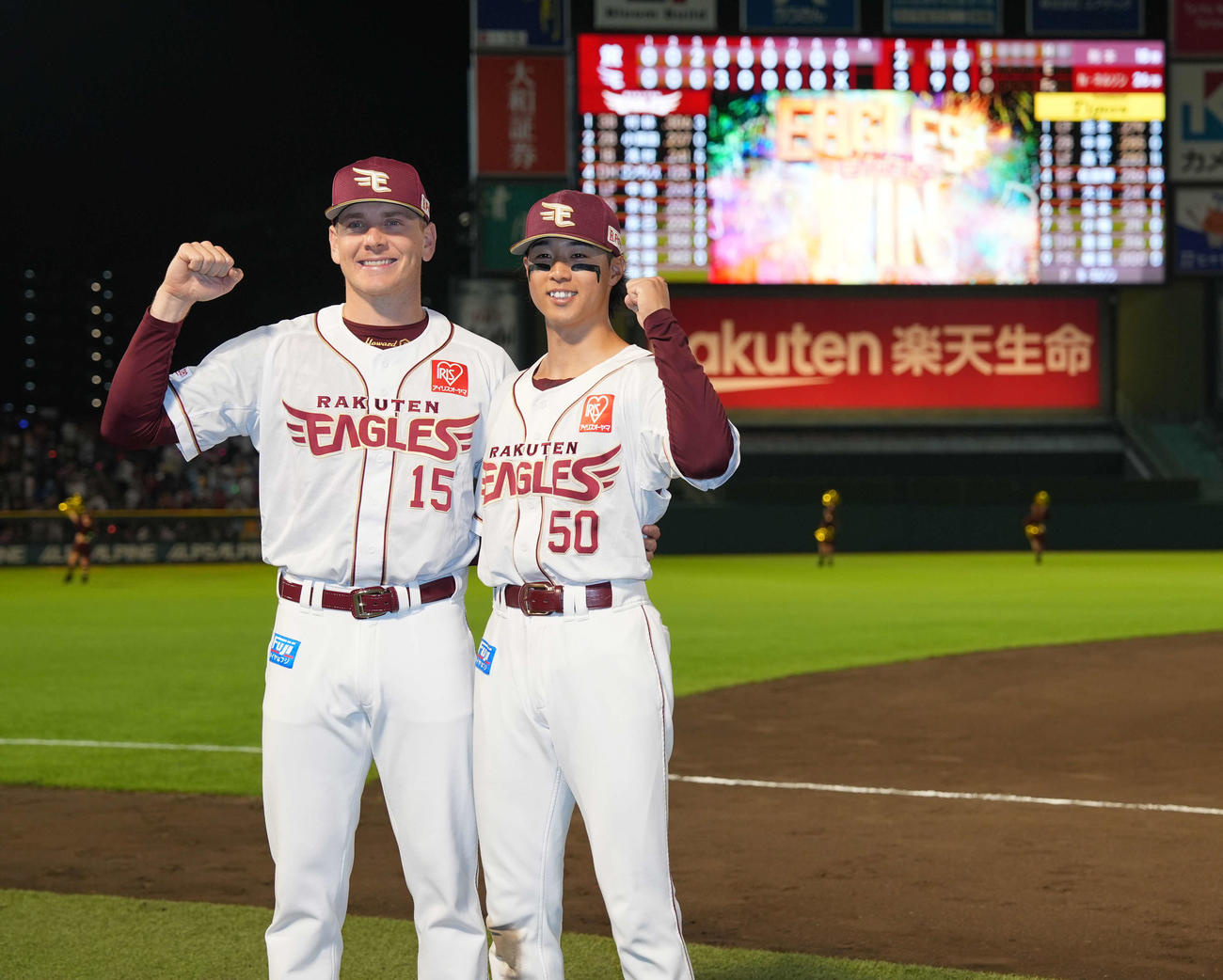 楽天対阪神　ガッツポーズの楽天ハワード（左）と武藤（撮影・井上学）
