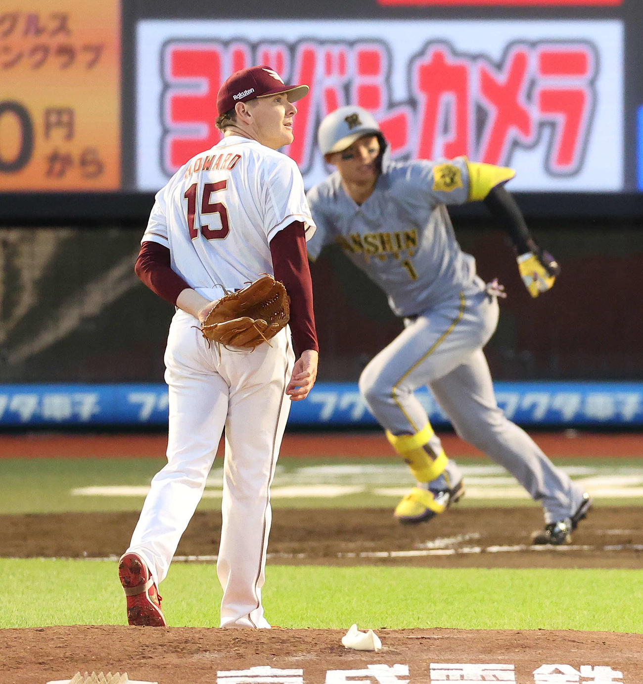 楽天対阪神　3回表阪神2死二塁、森下に左前適時打を浴びるハワード（撮影・河田真司）