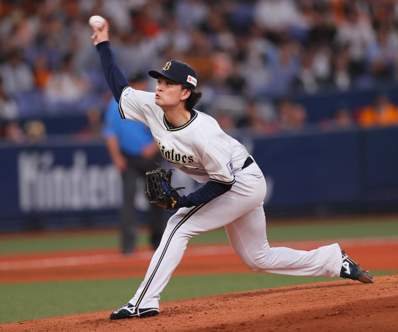 オリックス対巨人　5回表、力投するオリックス先発の寺西（撮影・上山淳一）