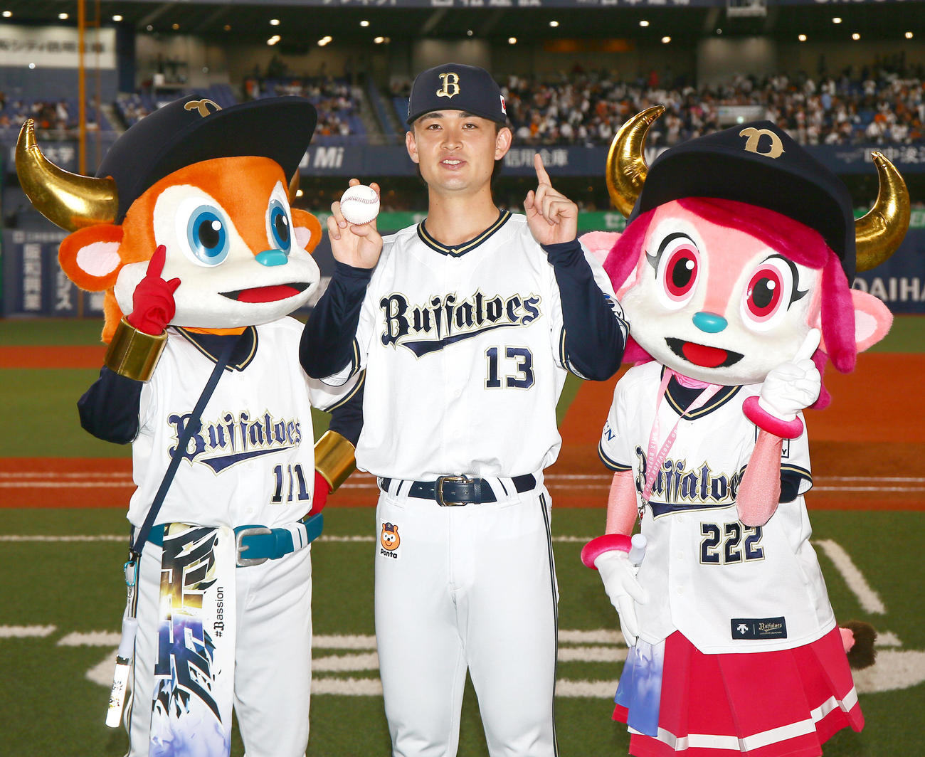 オリックス対巨人　オリックス寺西は初勝利を挙げ笑顔で写真に納まる（撮影・上山淳一）