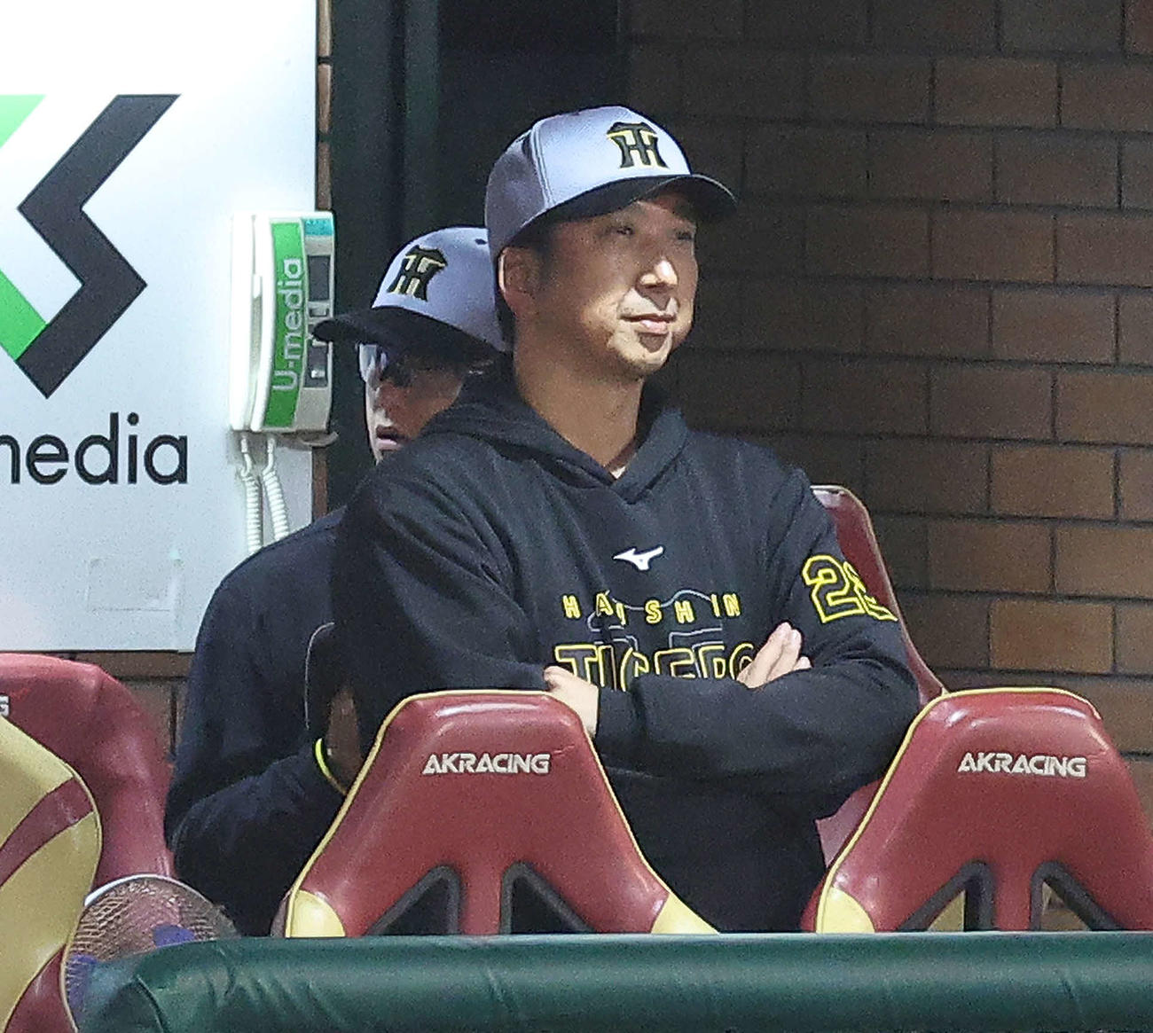 楽天対阪神　9回表、戦況を見守る藤川監督（撮影・河田真司）