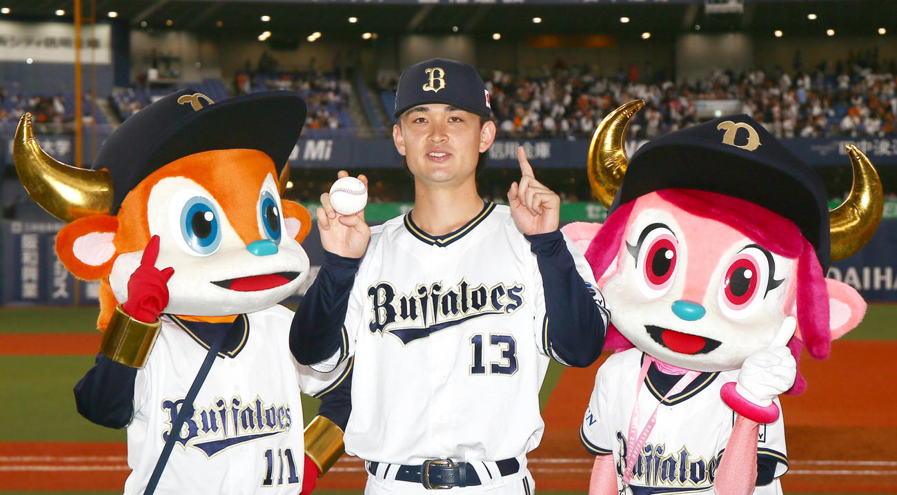 オリックス寺西は初勝利を挙げ笑顔で写真に納まる（撮影・上山淳一）