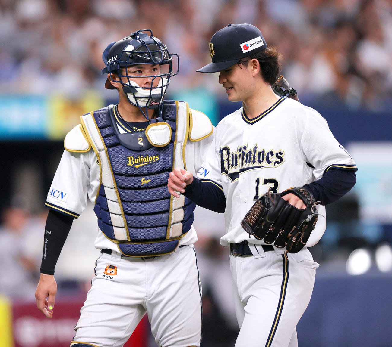 オリックス先発寺西（右）は初回に1失点し若月とベンチに引き揚げる（撮影・上山淳一）