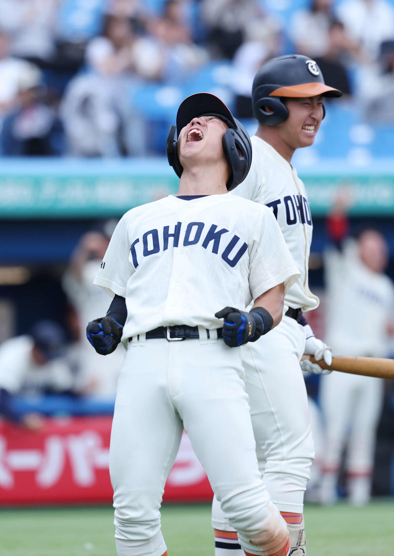 東北福祉大対青学大　3回表東北福祉大2死一、二塁、生還しほえる小山（撮影・増田悦実）