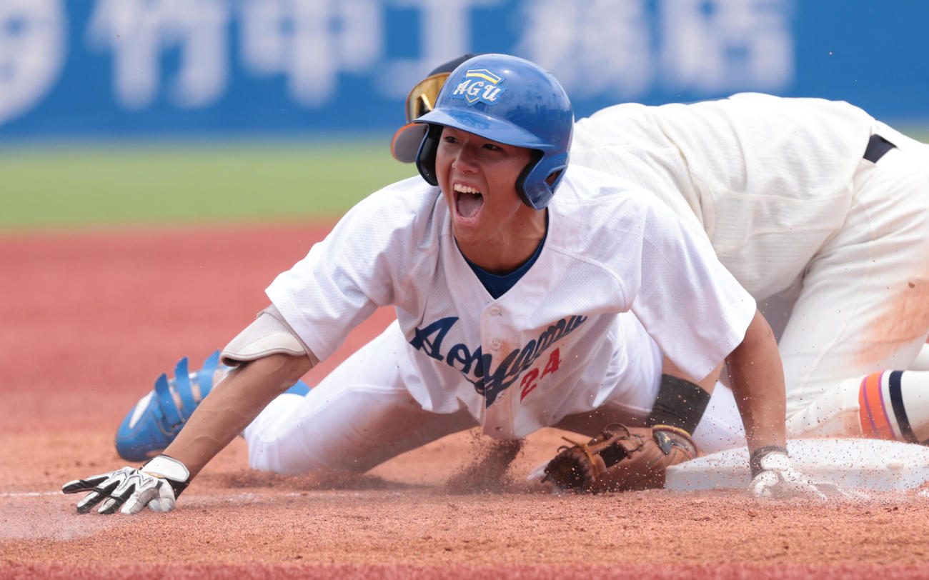 東北福祉大対青学大　4回裏青学大2死二、三塁、大神は右適時三塁打を放ちヘッドスライディングする（撮影・柴田隆二）