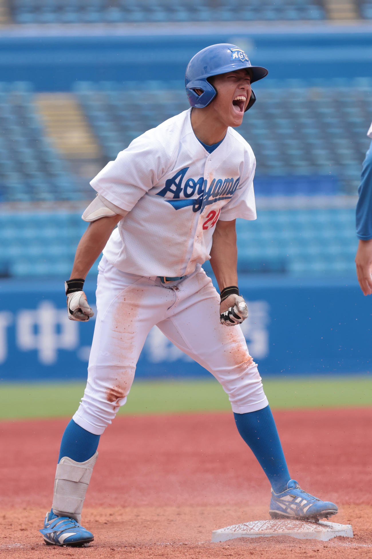 東北福祉大対青学大　4回裏青学大2死二、三塁、大神は右適時三塁打を放ちガッツポーズする（撮影・柴田隆二）