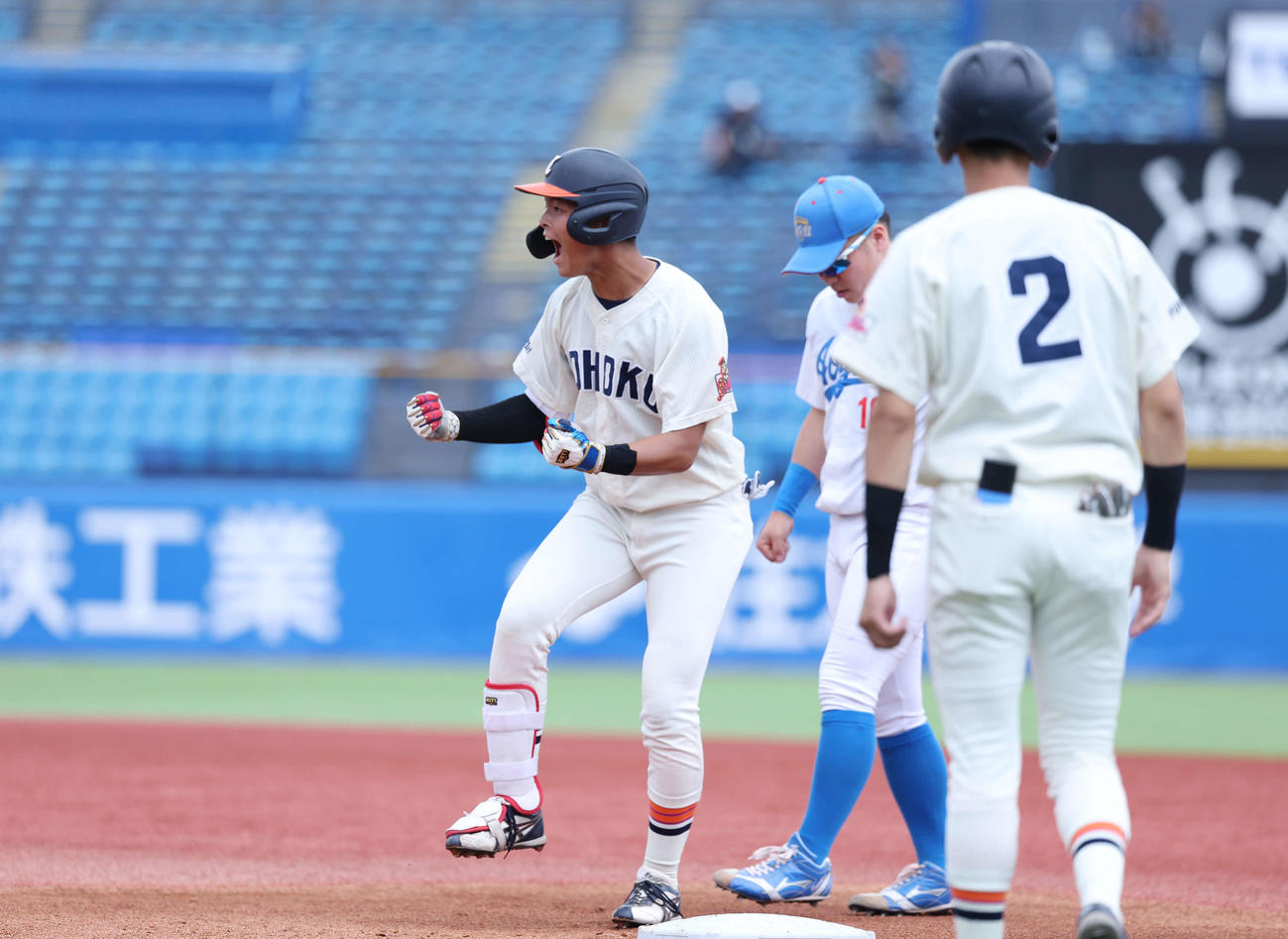 東北福祉大対青学大　1回表東北福祉大無死、右内野安打を放ち喜ぶ辻村（撮影・増田悦実）