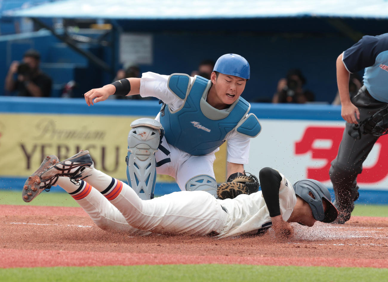 東北福祉大対青学大　1回表東北福祉大1死二塁、佐藤の右前安打で二塁走者辻村が本塁を狙うがアウトになる。捕手渡部（撮影・柴田隆二）