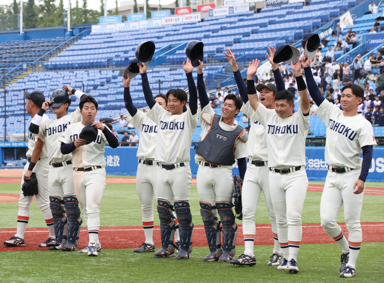 東北福祉大対青学大　勝利し喜ぶ東北福祉大ナイン（撮影・柴田隆二）