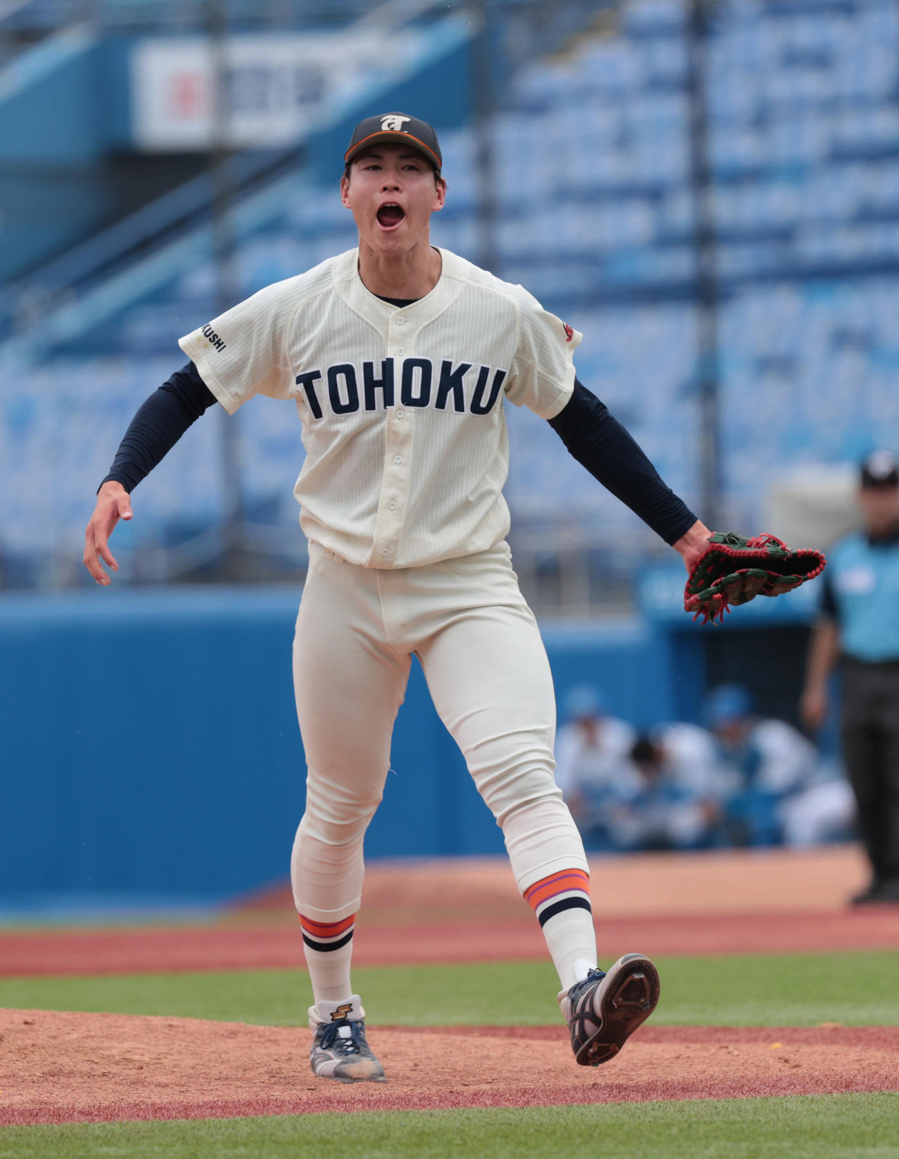 東北福祉大対青学大　8回、抑えた東北福祉大・猪俣はガッツポーズする（撮影・柴田隆二）