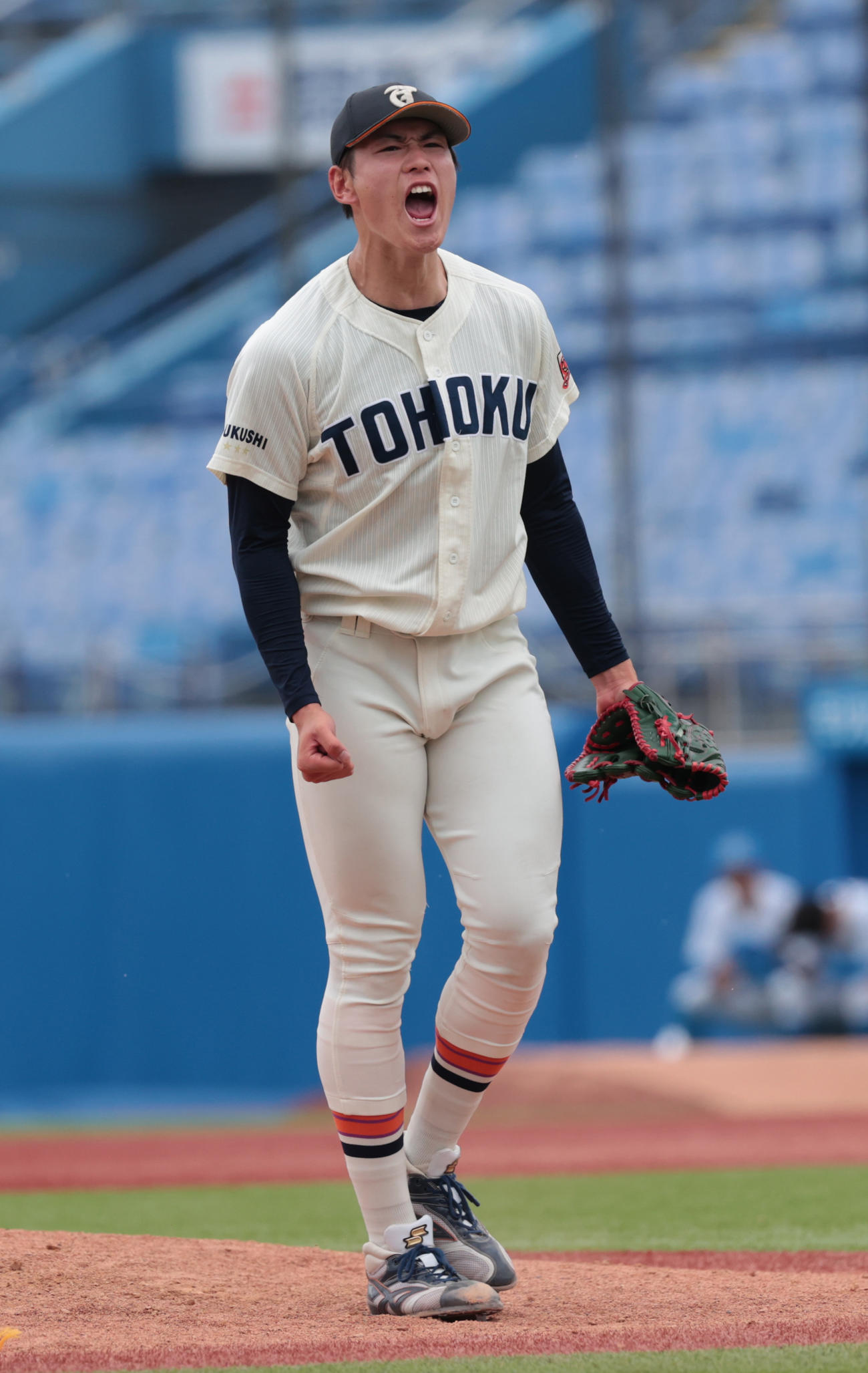 東北福祉大対青学大　8回、抑えた東北福祉大・猪俣はガッツポーズする（撮影・柴田隆二）