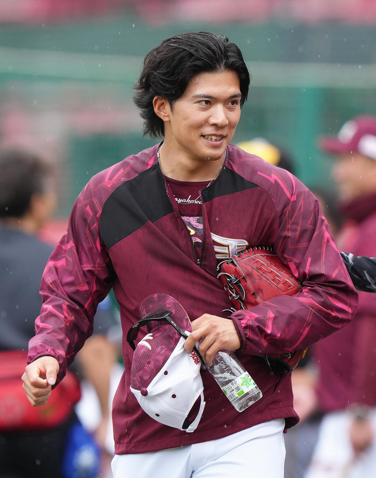 試合前の練習を終え、引き揚げる楽天早川（撮影・足立雅史）
