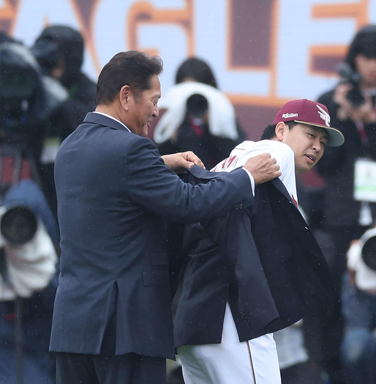 楽天対阪神　試合前、佐々木氏（左）からブレザーを受け取る楽天浅村（撮影・河田真司）