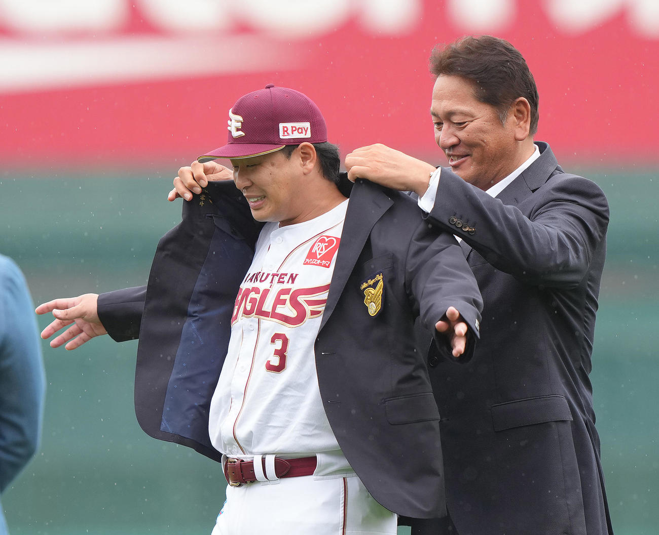 名球会ブレザーを佐々木氏から着せてもらう楽天浅村（撮影・足立雅史）