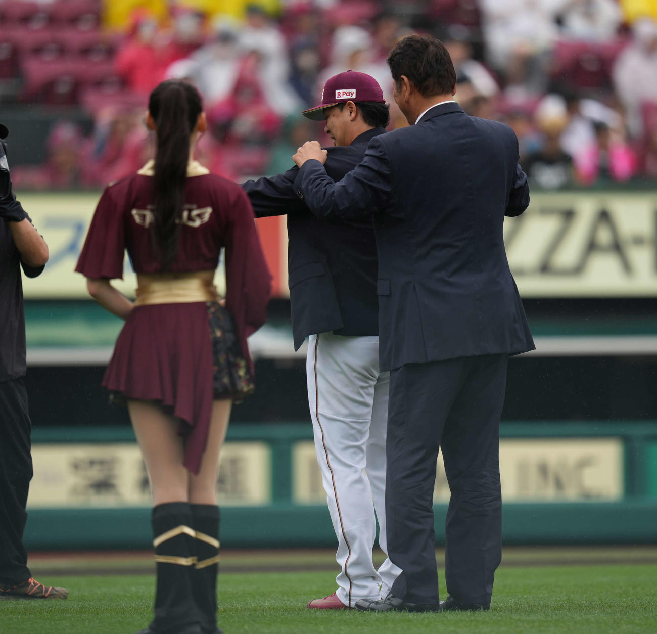 楽天対阪神　名球会ブレザー授与式で佐々木主浩氏（右）に着せてもらう浅村（撮影・井上学）