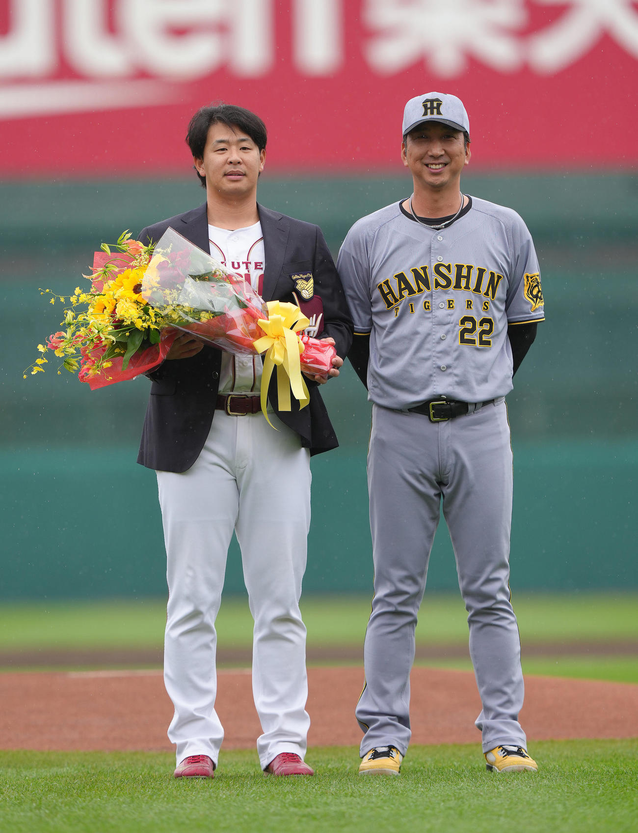 名球会入りのブレザー授与式に臨んだ楽天浅村（左）は阪神藤川監督から花束を受け取り笑顔（撮影・足立雅史）