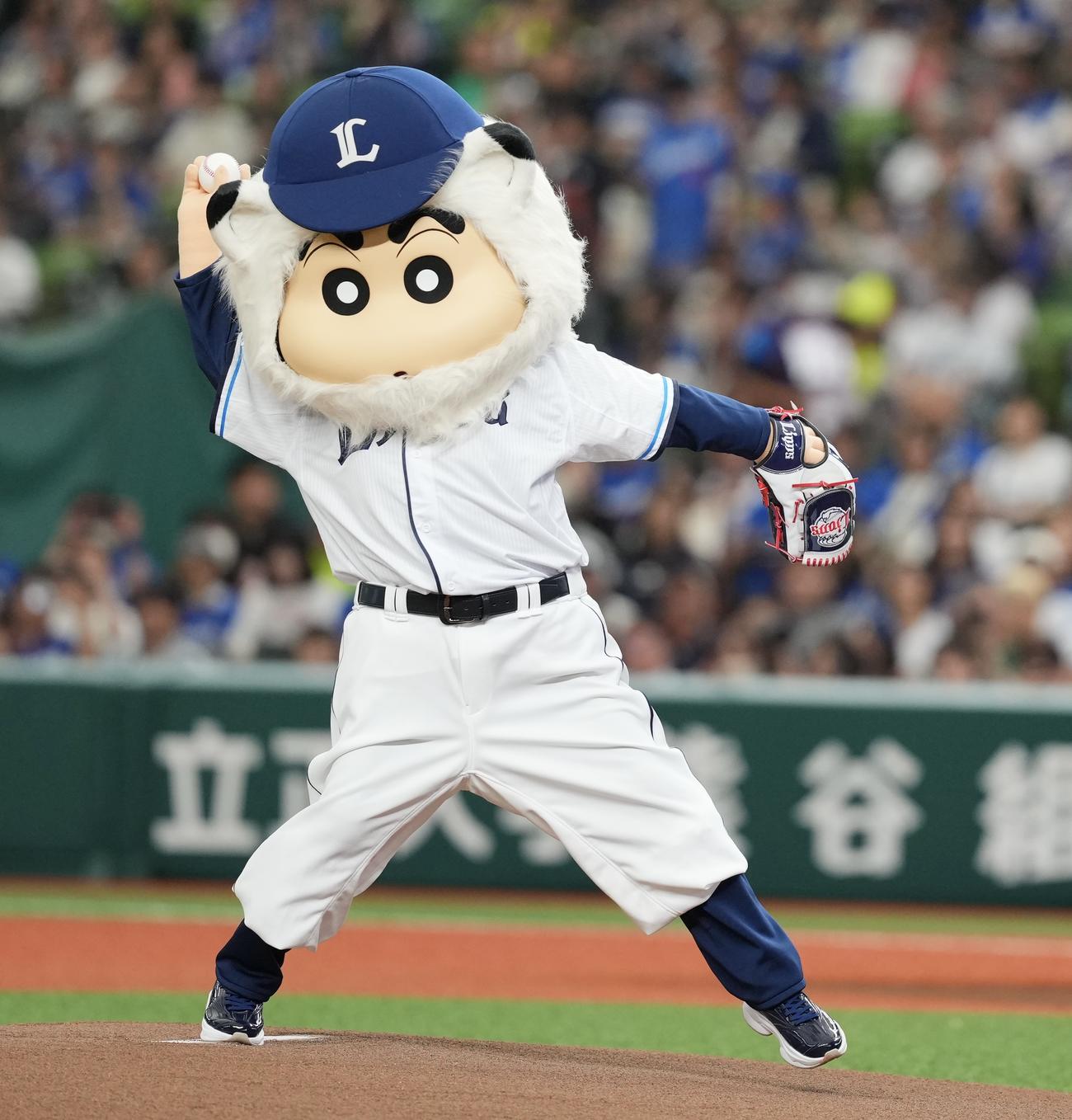 セレモニアルピッチを行う「クレヨンしんちゃん」の野原しんのすけ（撮影・垰建太）