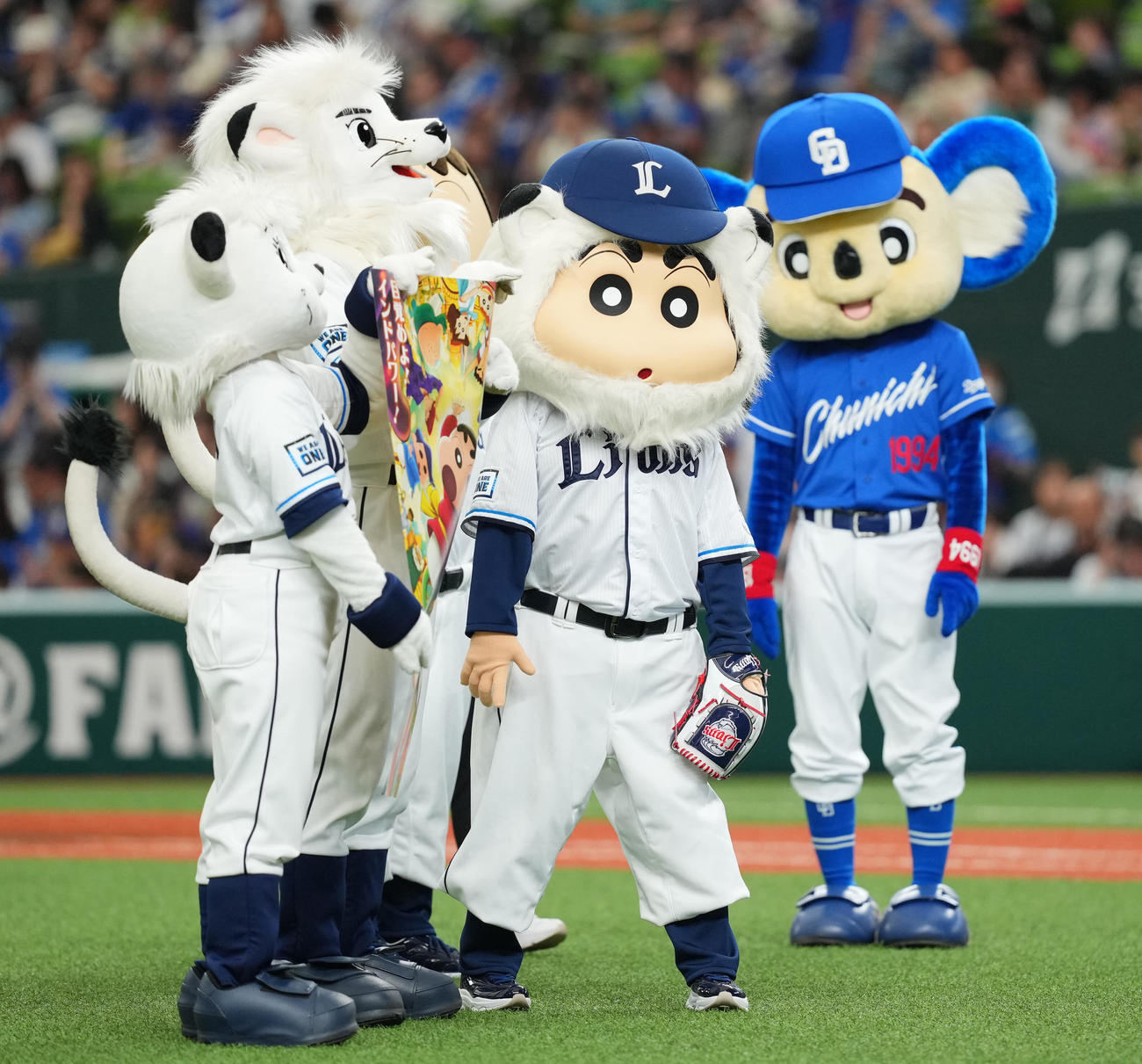 セレモニアルピッチに登板する「クレヨンしんちゃん」の野原しんのすけ（中央）（撮影・垰建太）