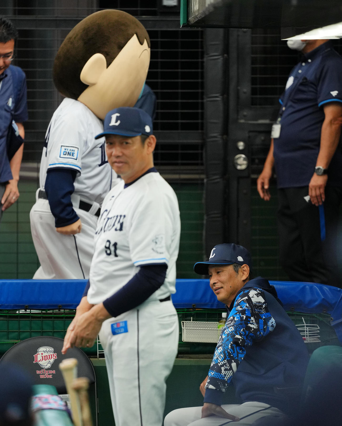 セレモニアルピッチを終えたボーちゃんを横目に笑みを浮かべる西武西口監督（右）（撮影・垰建太）